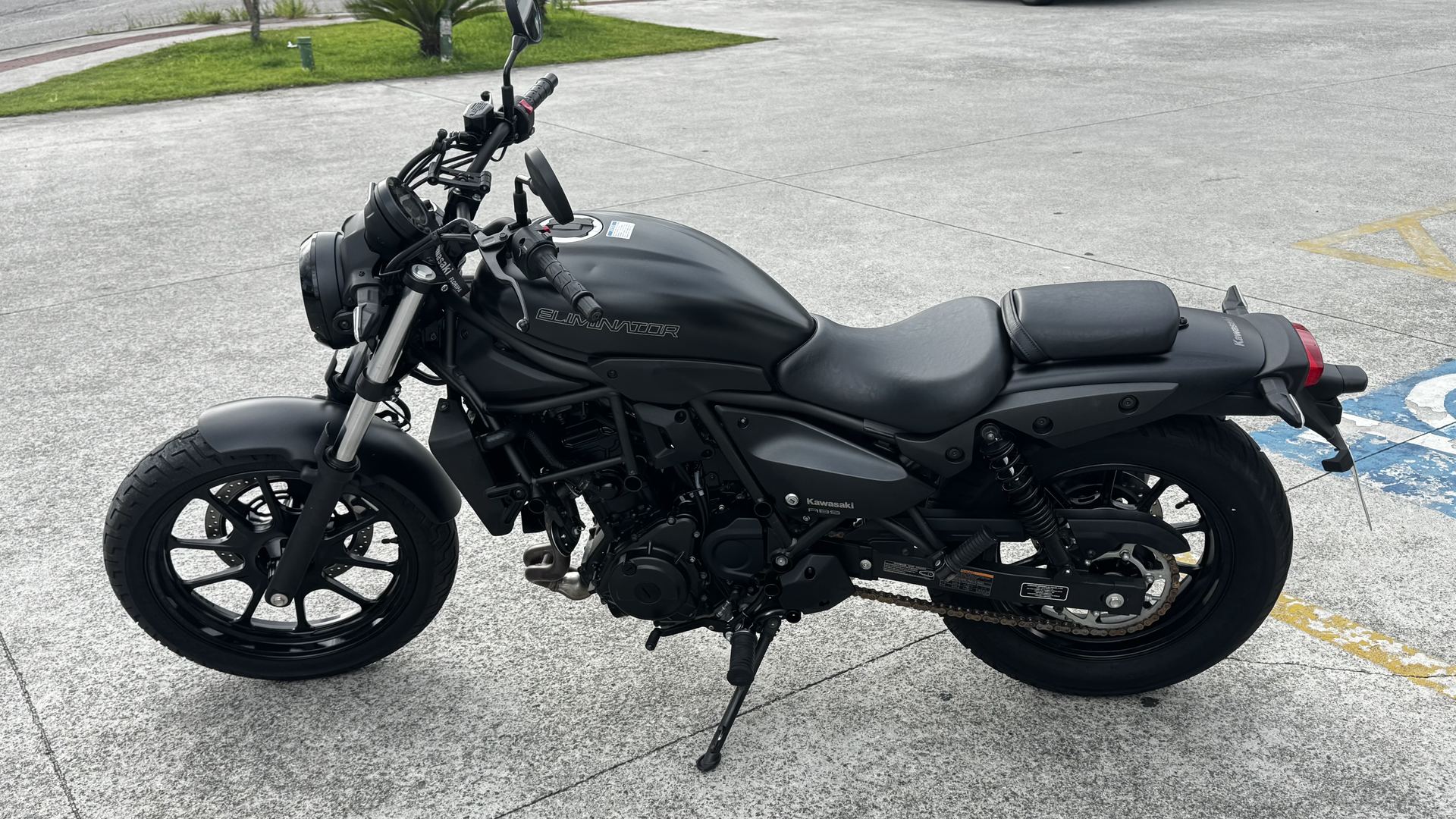 Kawasaki Eliminator 500 2024/2025 vista lateral esquerda