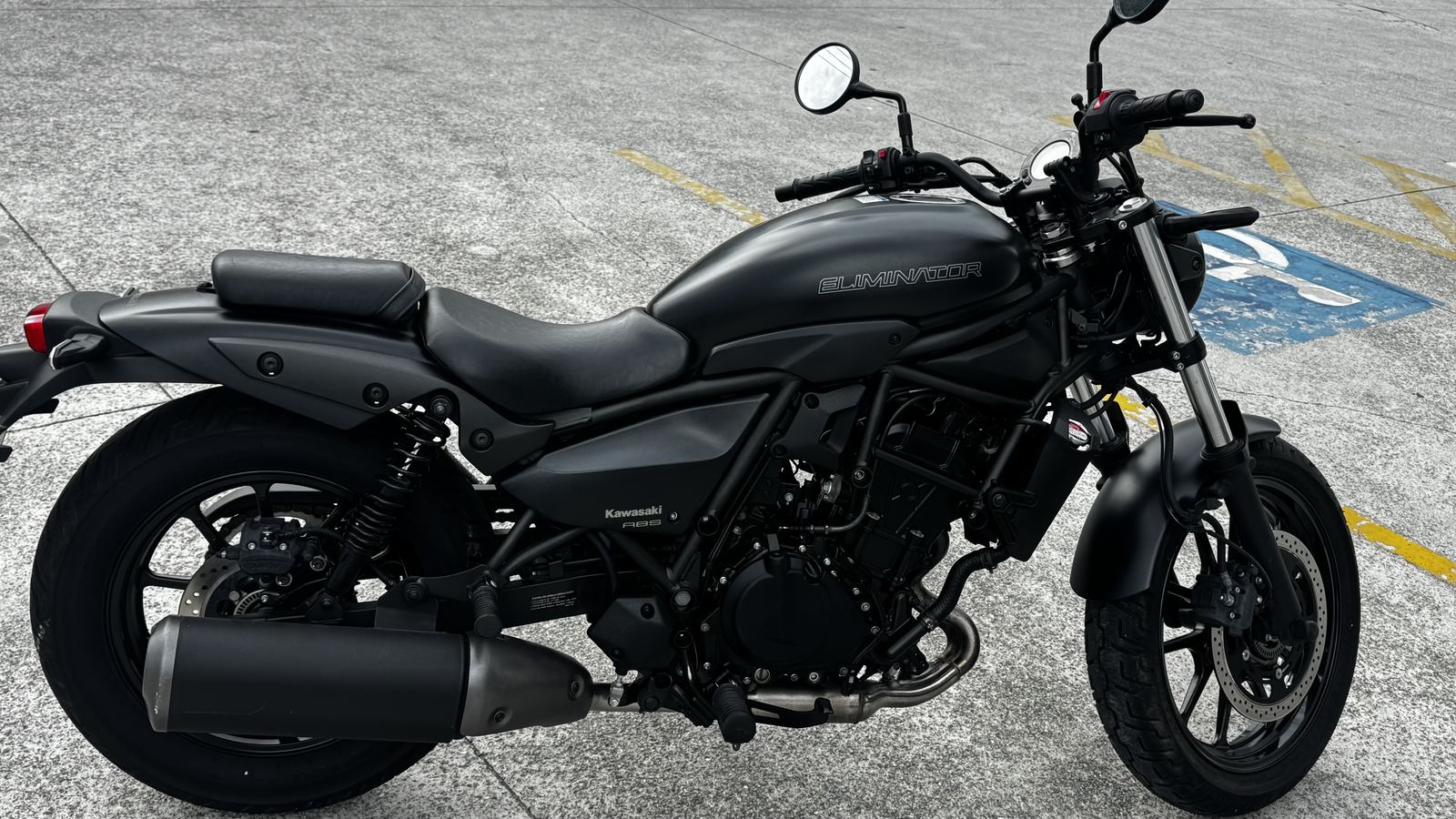 Kawasaki Eliminator 500 vista frontal/lateral direita