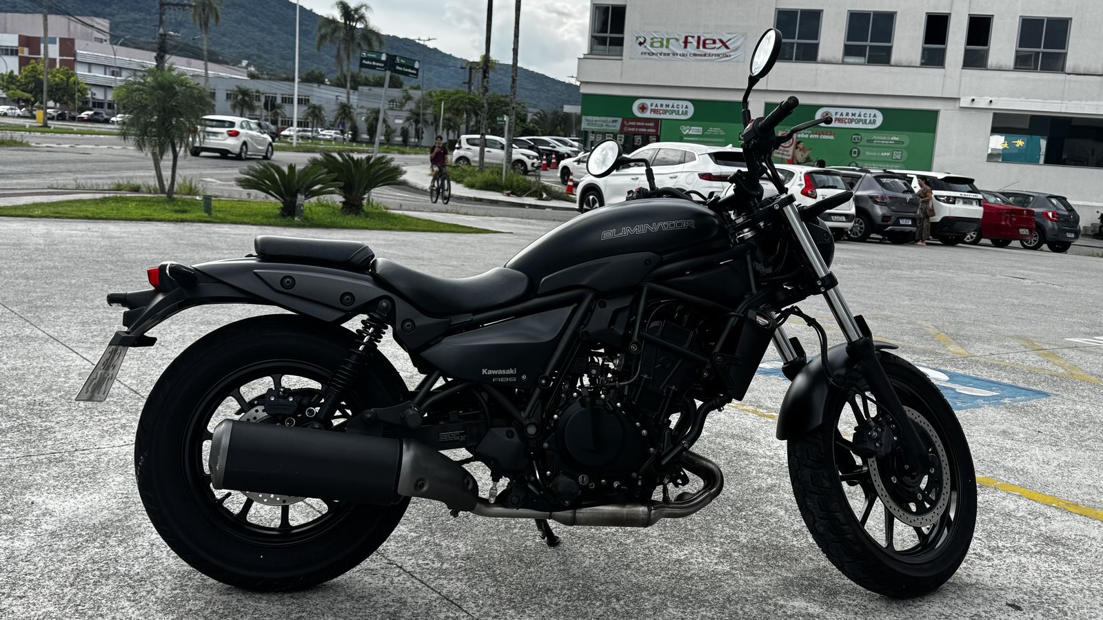 Kawasaki Eliminator 500 vista lateral direita com painel e motor